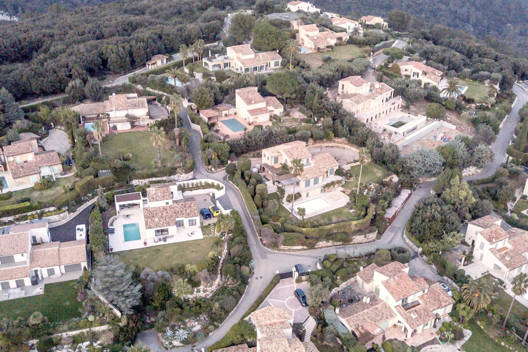 Villas parmi les pins sur les hauteurs de la Côte d’Azur, vues du ciel