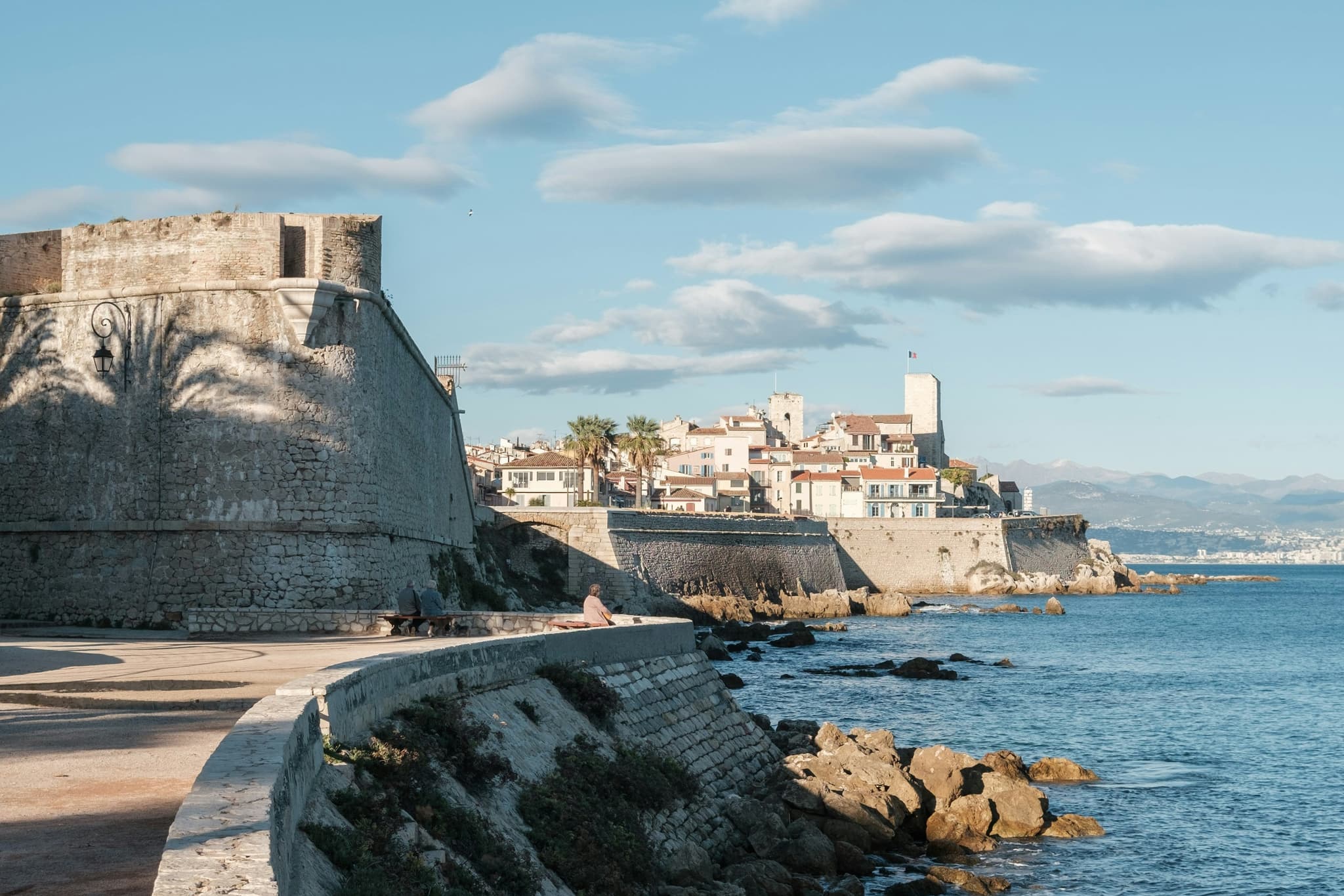 Les remparts du Vieil Antibes au bord de la Méditerranée.